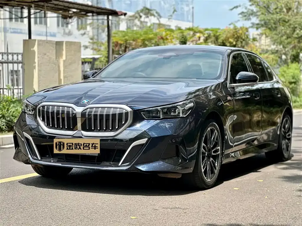 BMW 5 Series — фото 1