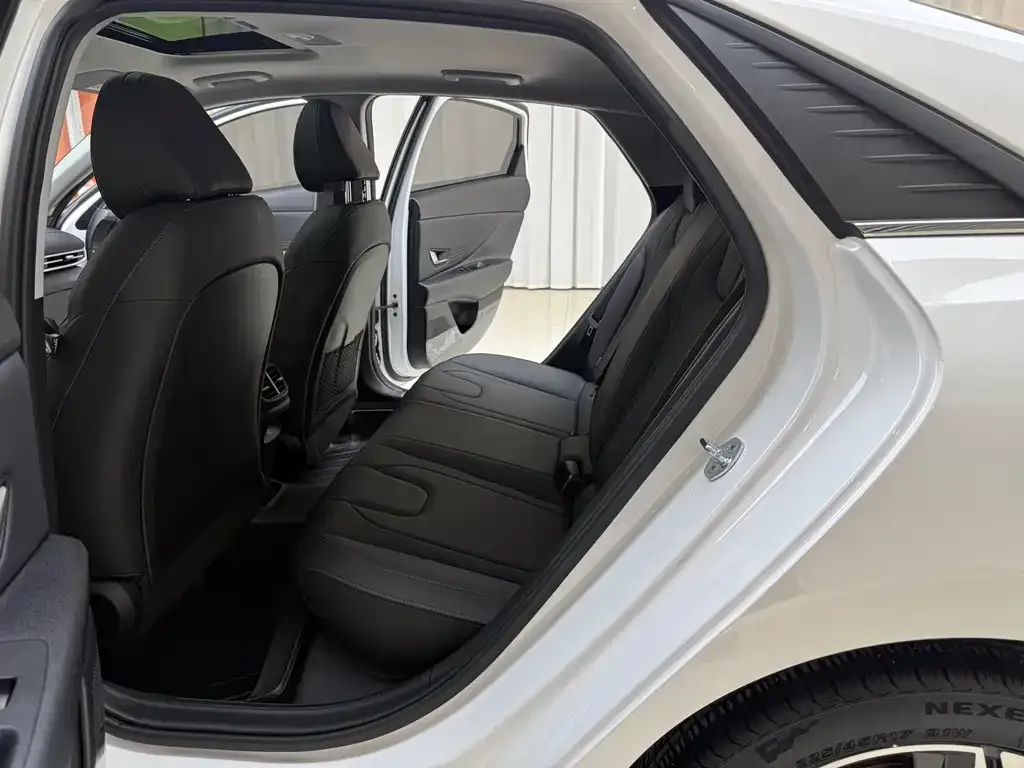 Hyundai Elantra — фото 4