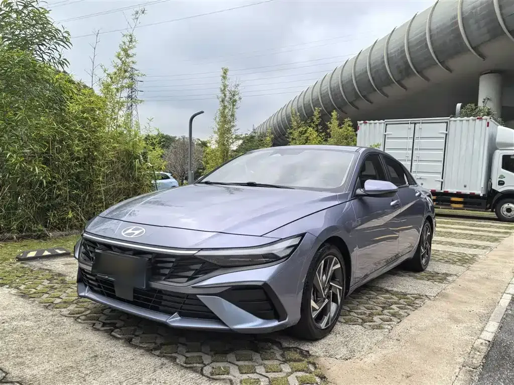 Hyundai Elantra — фото 1