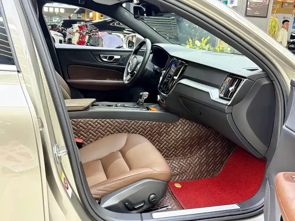 Volvo S60 — фото 10
