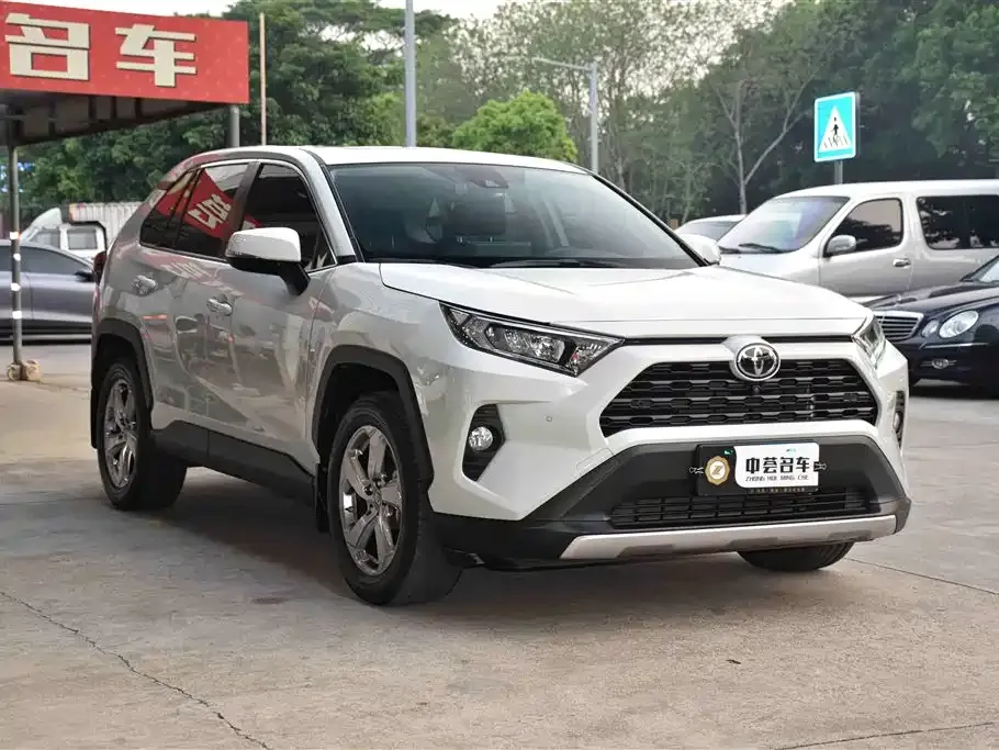 Toyota RAV4 — фото 8