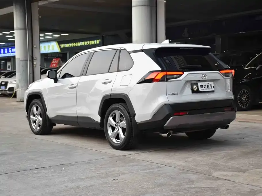 Toyota RAV4 — фото 7