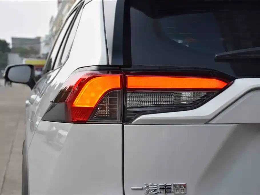 Toyota RAV4 — фото 2