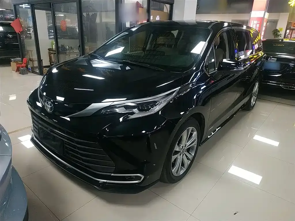 Toyota Sienna — фото 1