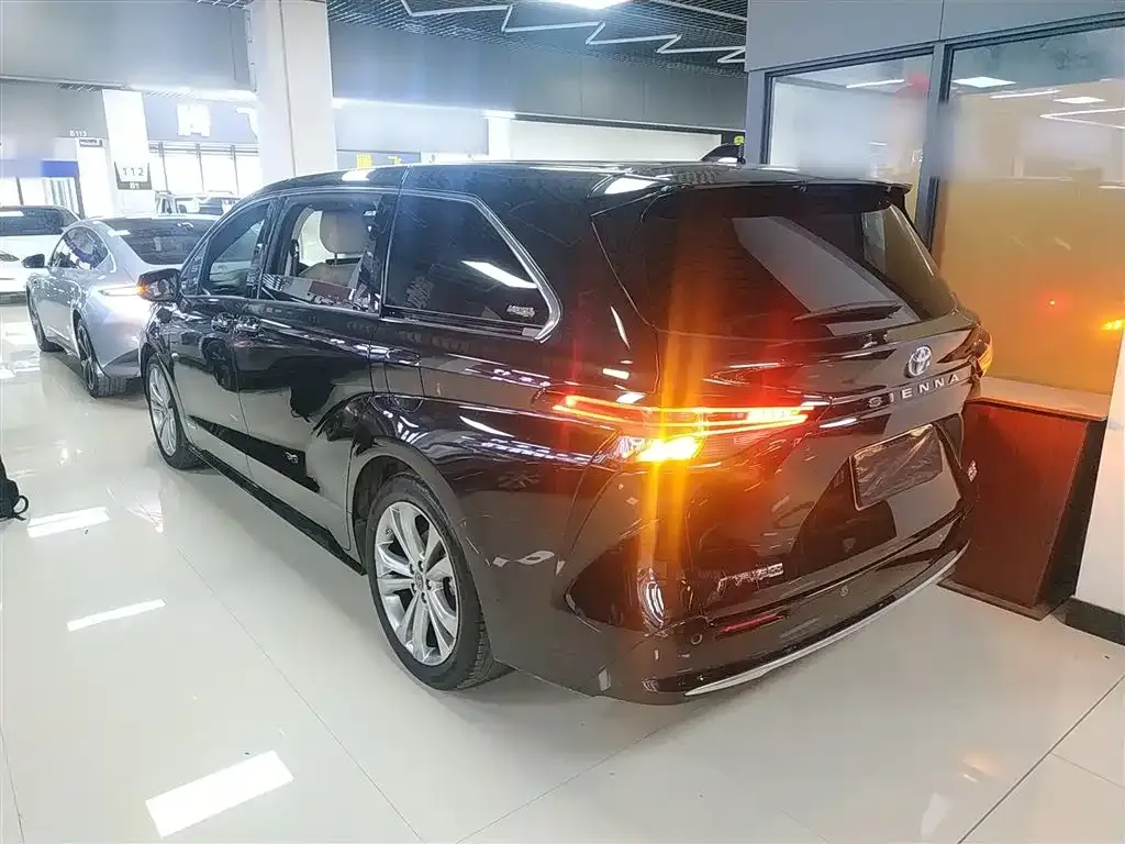 Toyota Sienna — фото 2