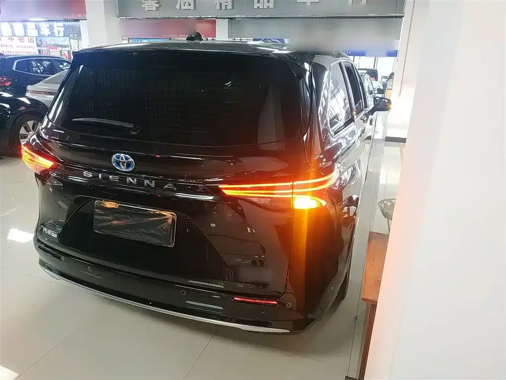 Toyota Sienna — фото 5