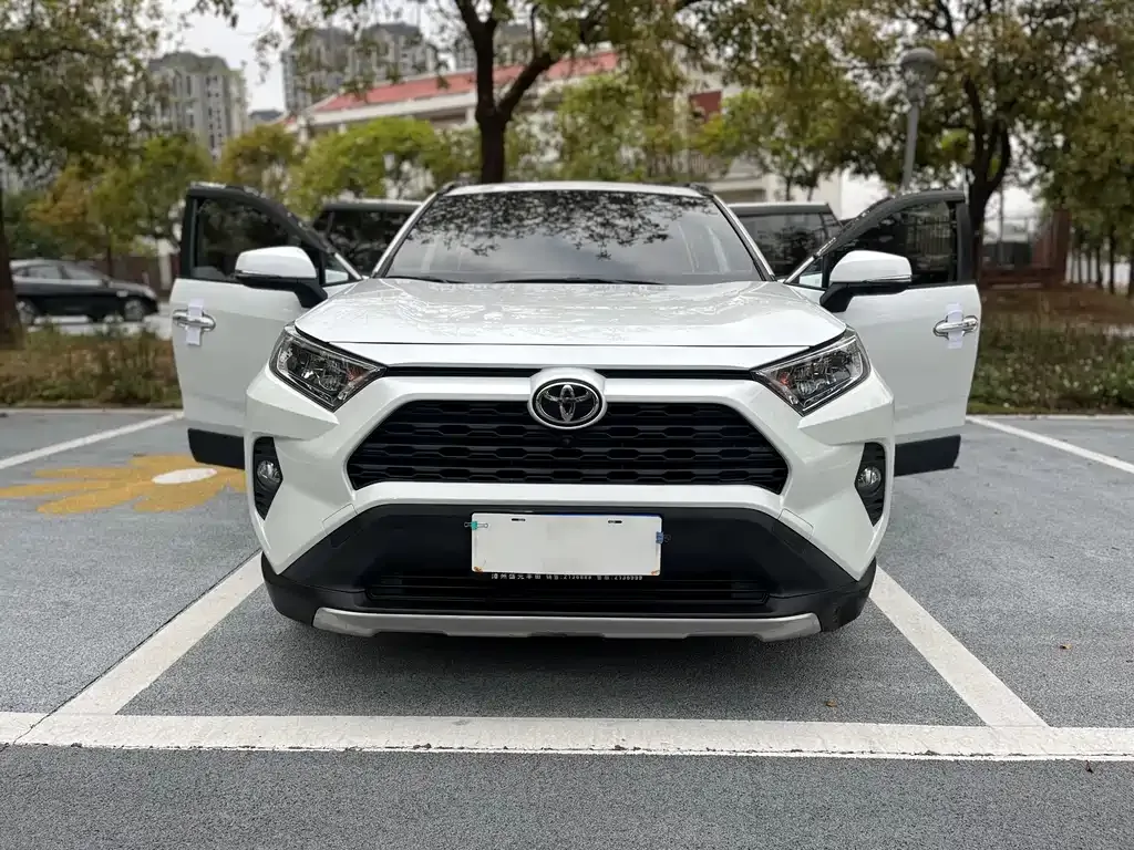 Toyota RAV4 — фото 10