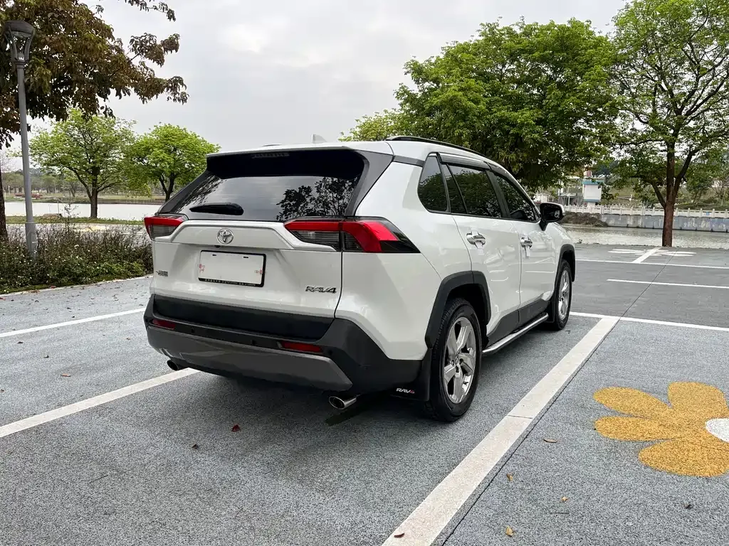 Toyota RAV4 — фото 9