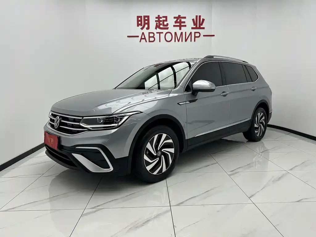 Volkswagen Tiguan L — фото 1