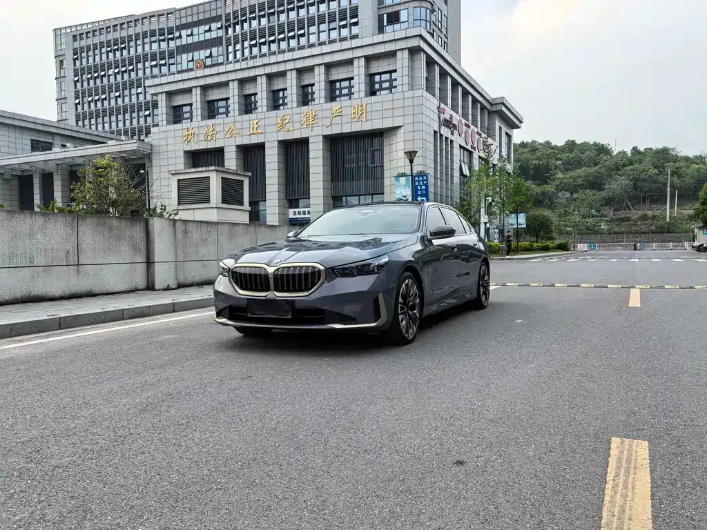 BMW 5 Series — фото 1