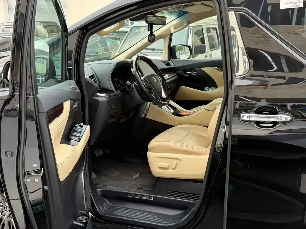 Toyota Alphard — фото 4