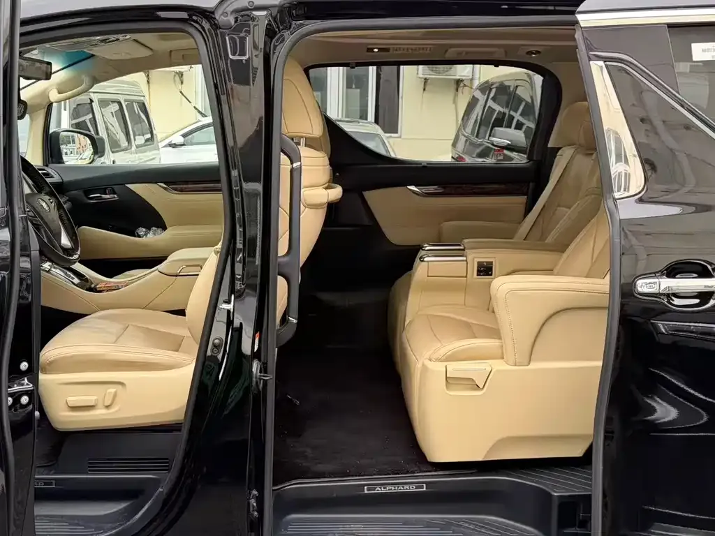Toyota Alphard — фото 2