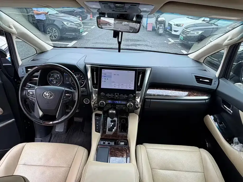 Toyota Alphard — фото 10
