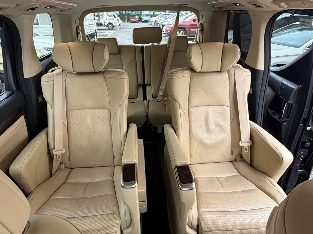 Toyota Alphard — фото 9
