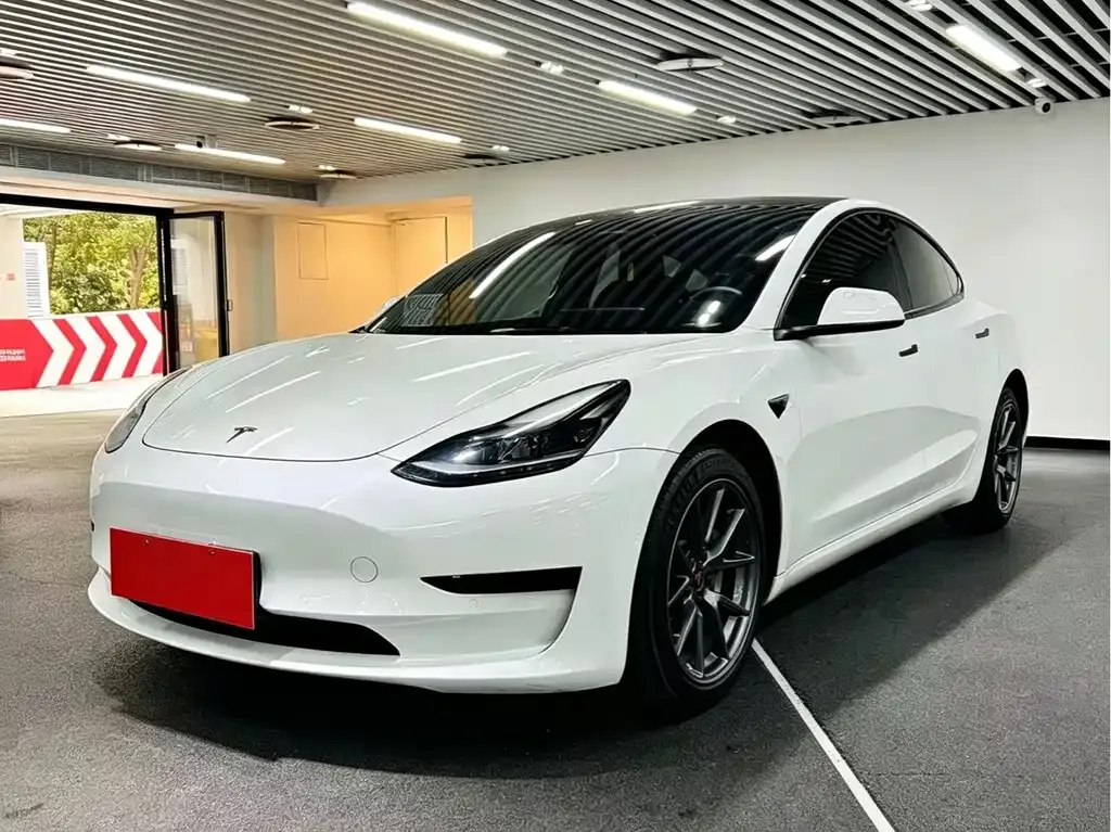 Tesla Model 3 — фото 1