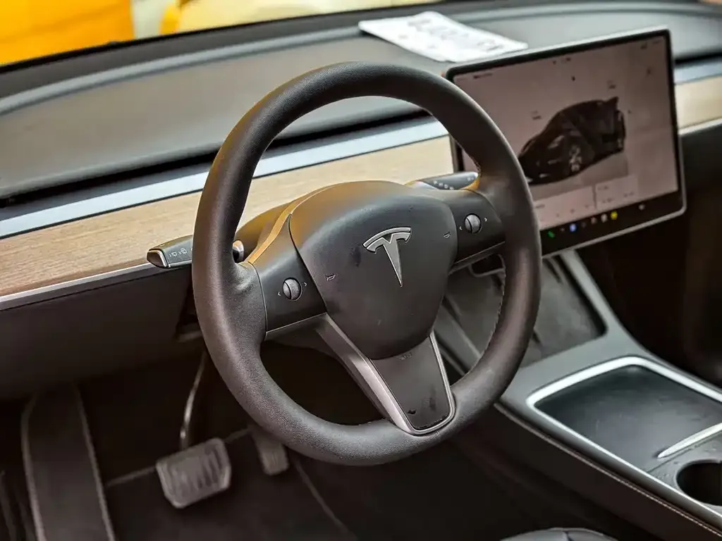 Tesla Model Y — фото 6