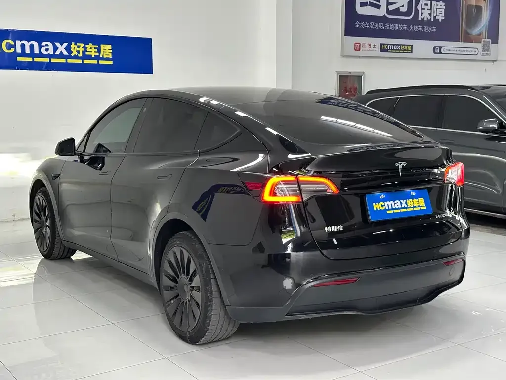 Tesla Model Y — фото 10