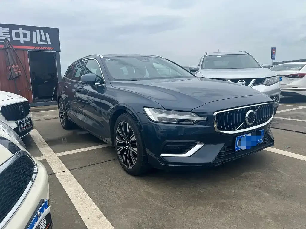 Volvo V60 2023 из CN, фото 2