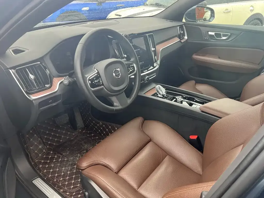 Volvo V60 2023 из CN, фото 4