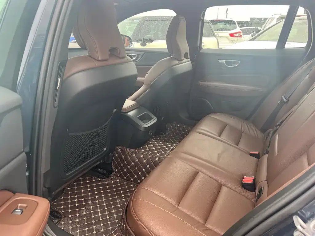 Volvo V60 2023 из CN, фото 5