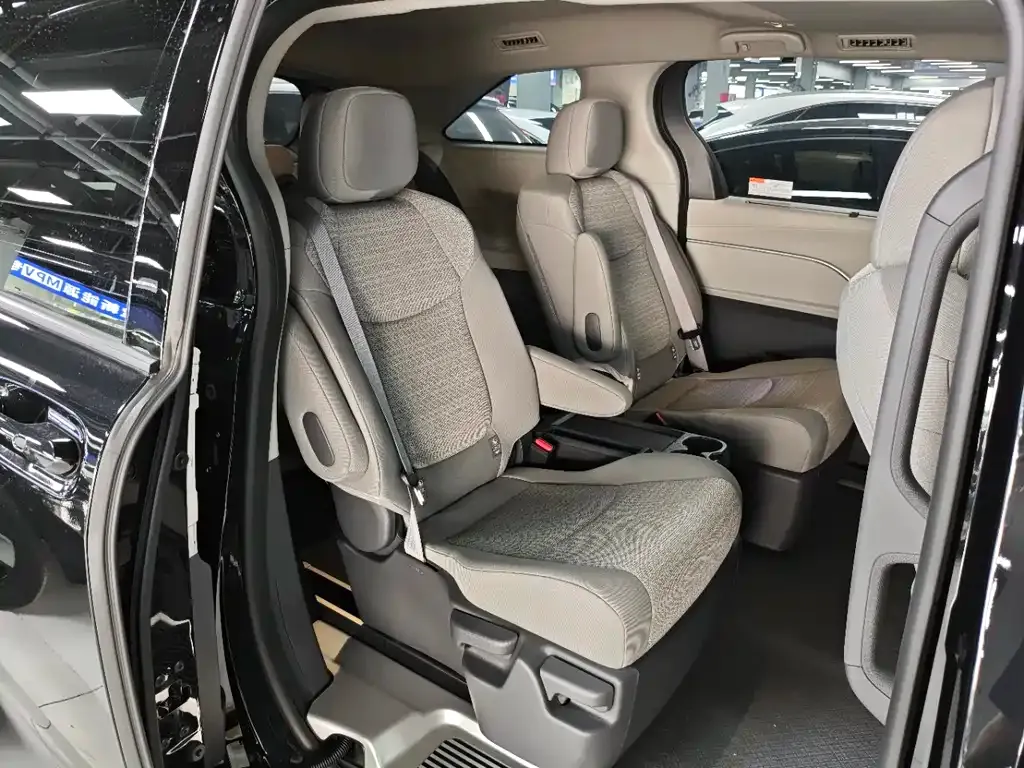 Toyota Sienna — фото 4