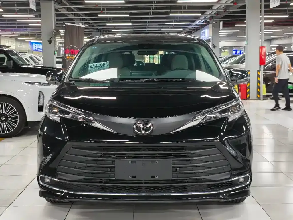 Toyota Sienna — фото 10