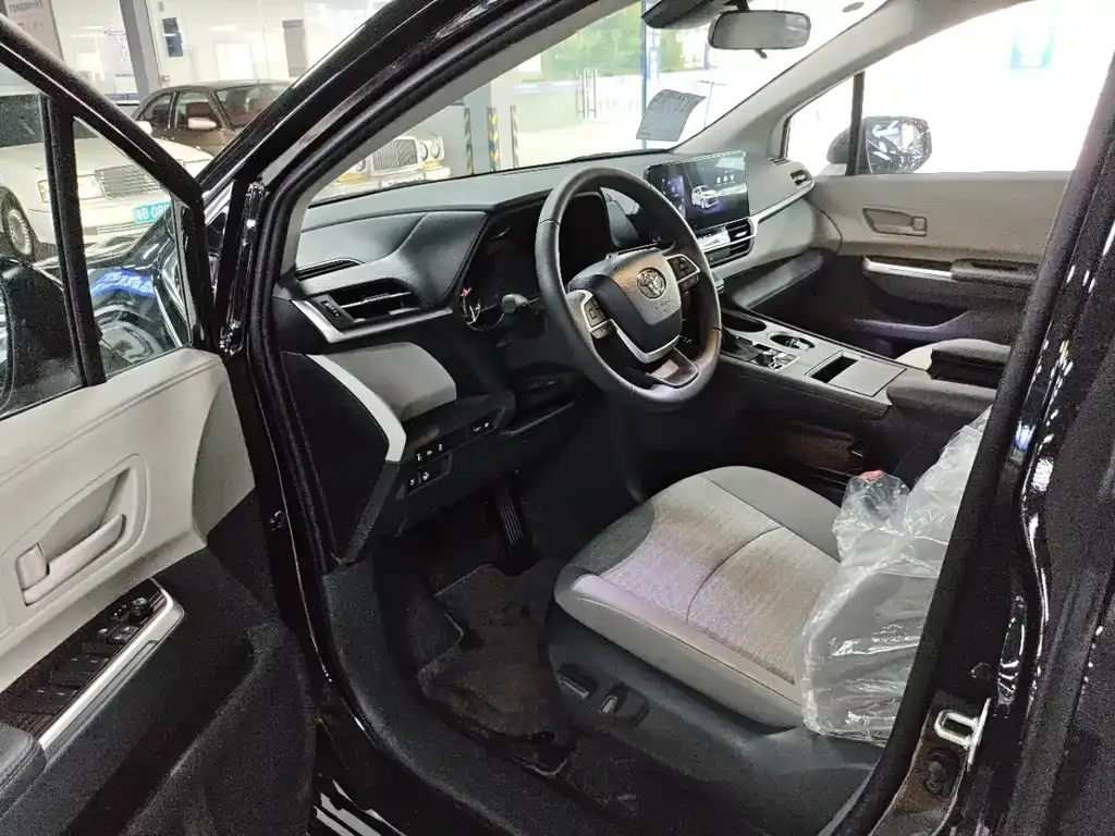 Toyota Sienna — фото 2