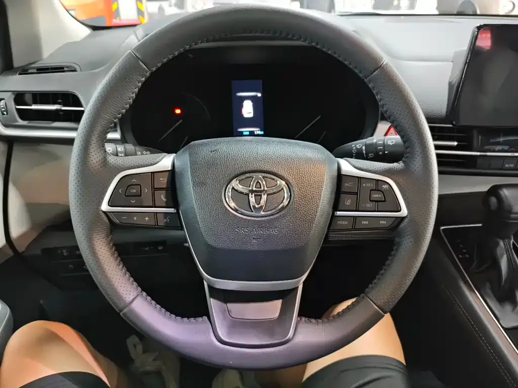Toyota Sienna — фото 5