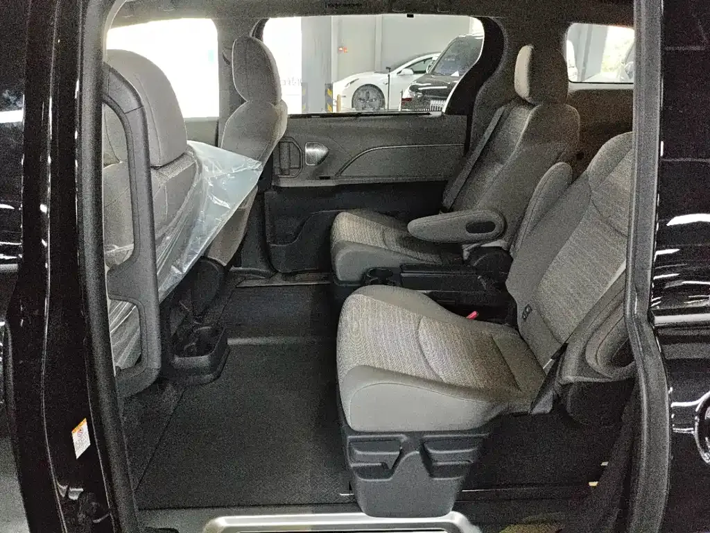 Toyota Sienna — фото 9
