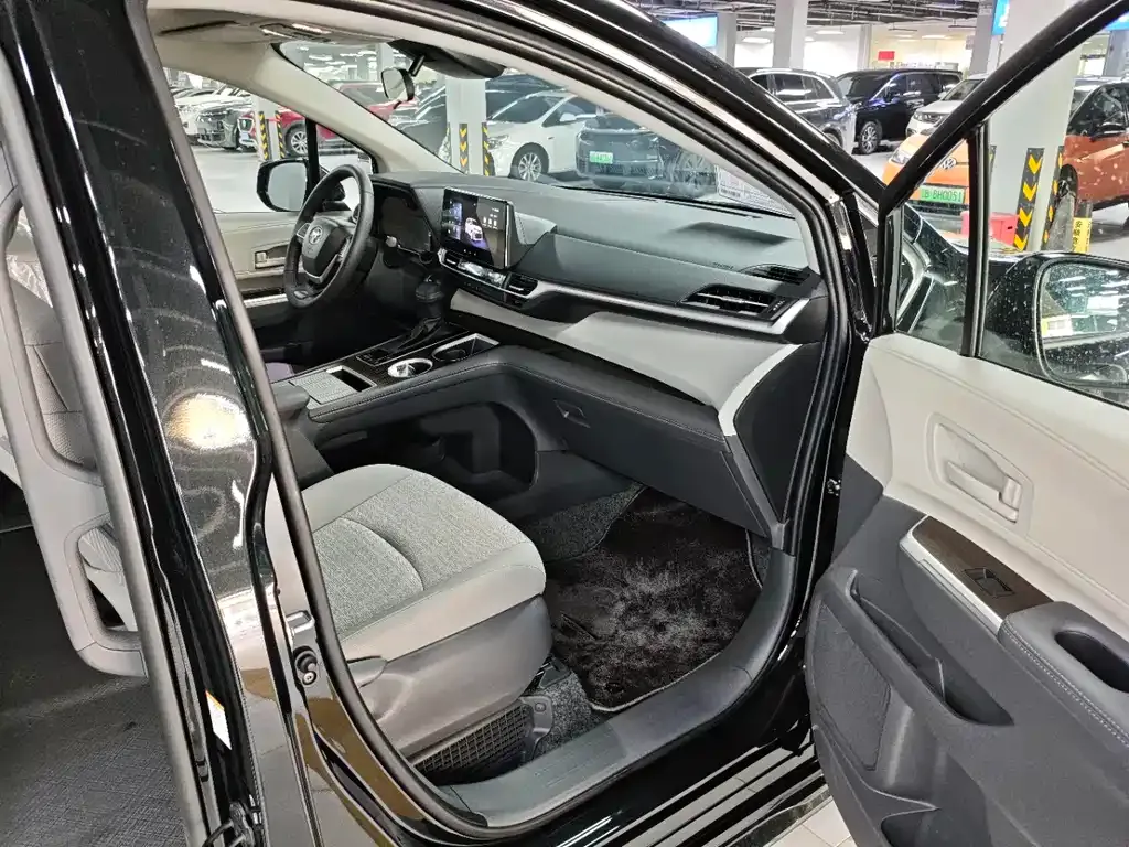 Toyota Sienna — фото 3