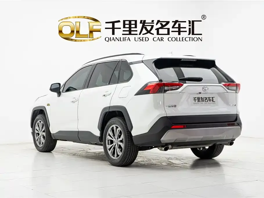 Toyota RAV4 — фото 1