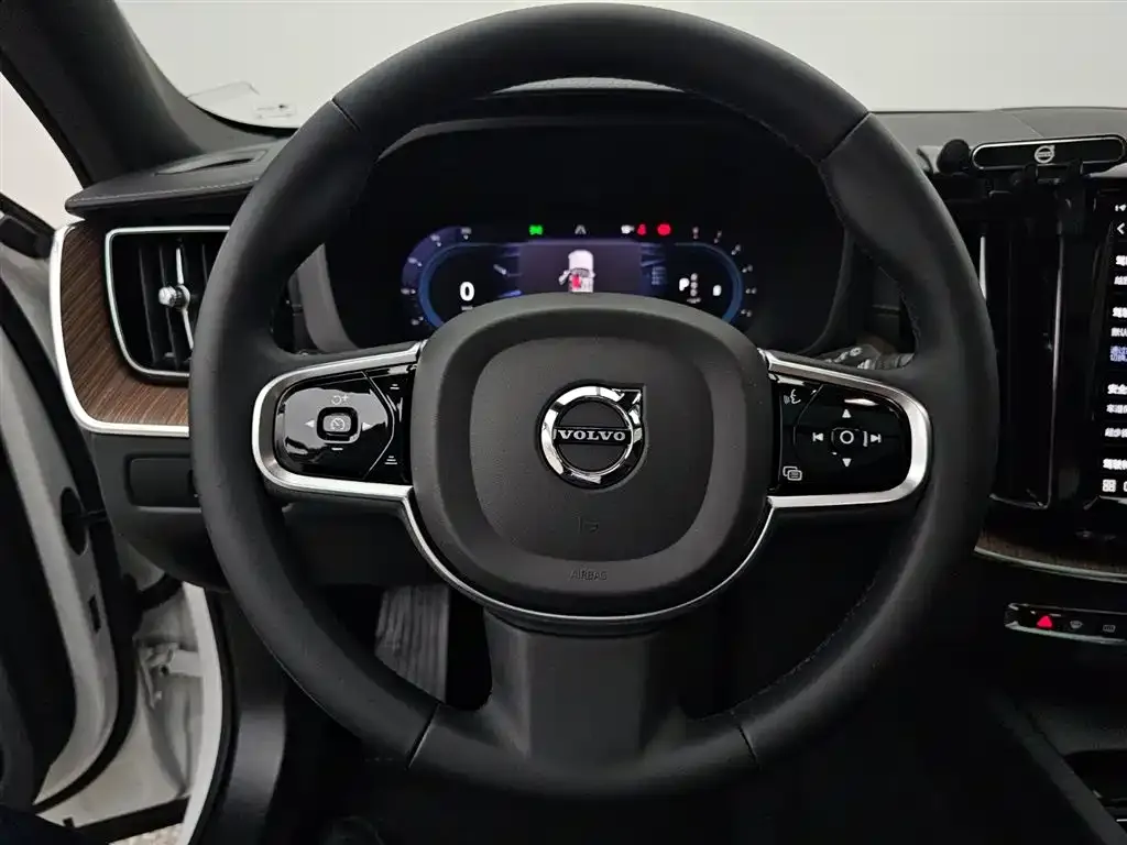 Volvo XC60 — фото 9