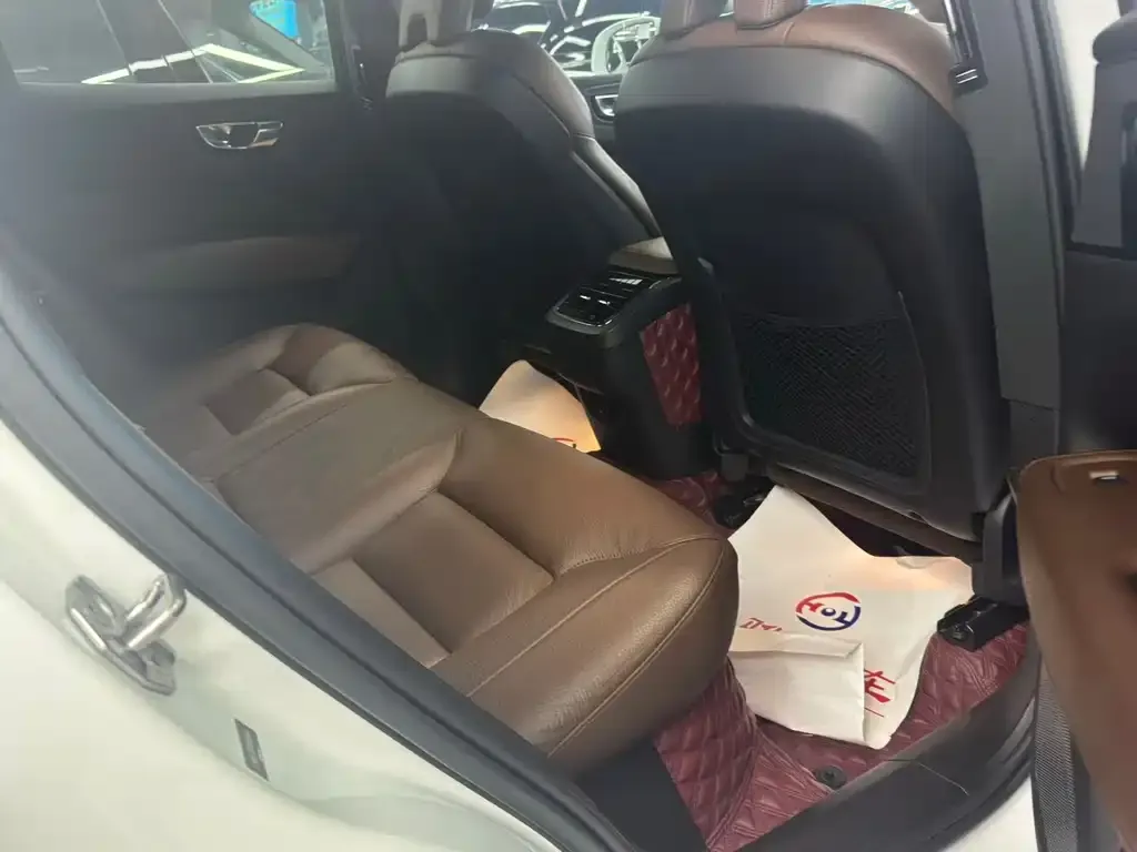 Volvo XC60 2022 из CN, фото 8