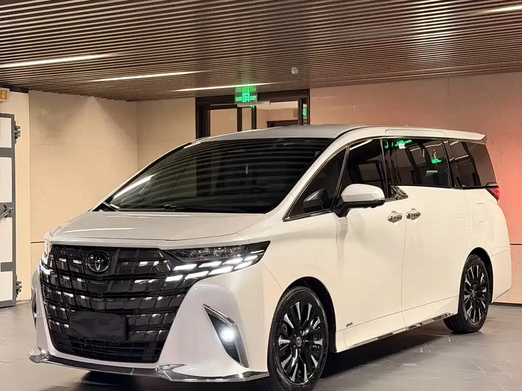 Toyota Alphard — фото 1
