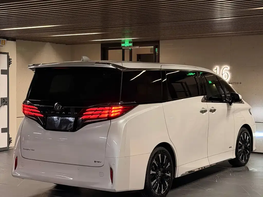 Toyota Alphard — фото 8