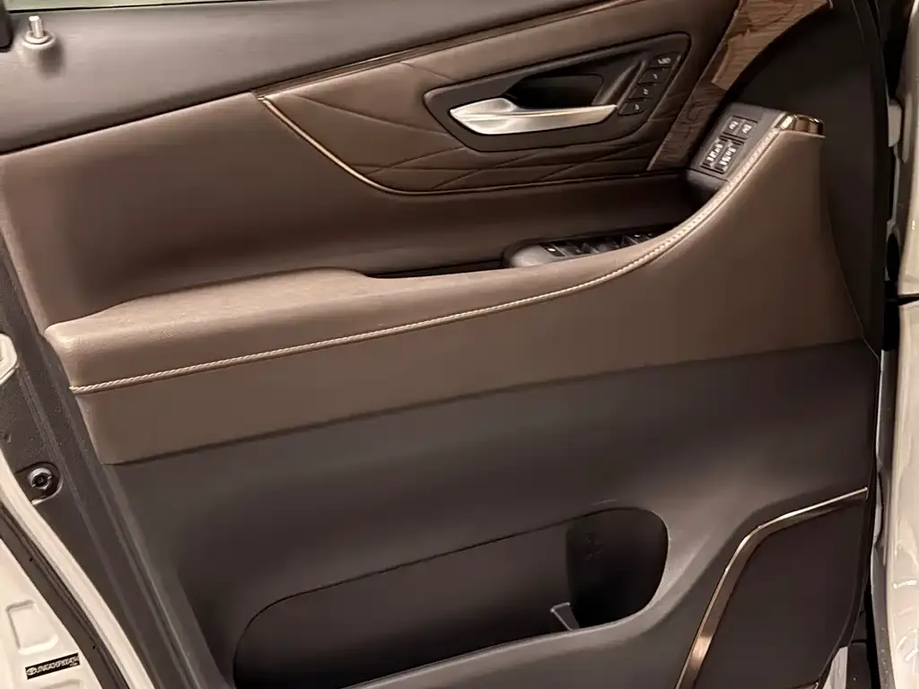 Toyota Alphard — фото 2