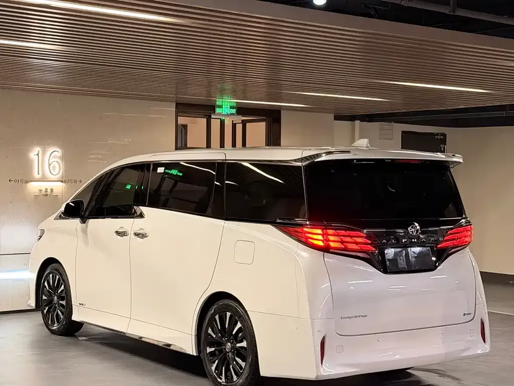 Toyota Alphard — фото 9