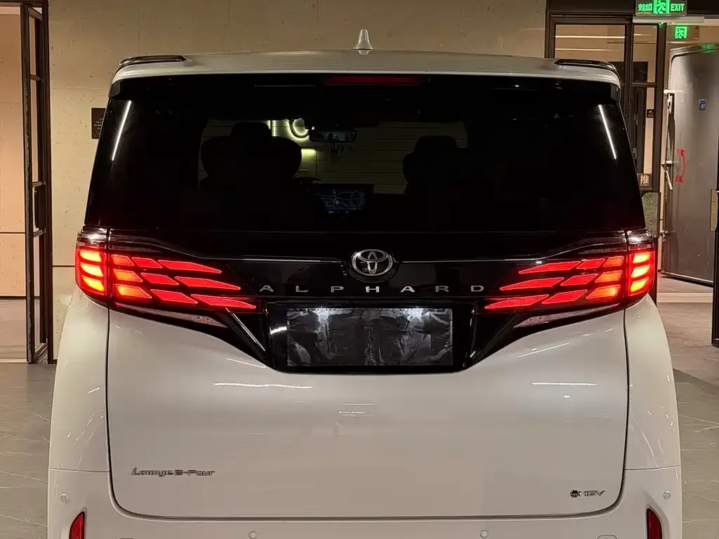 Toyota Alphard — фото 4