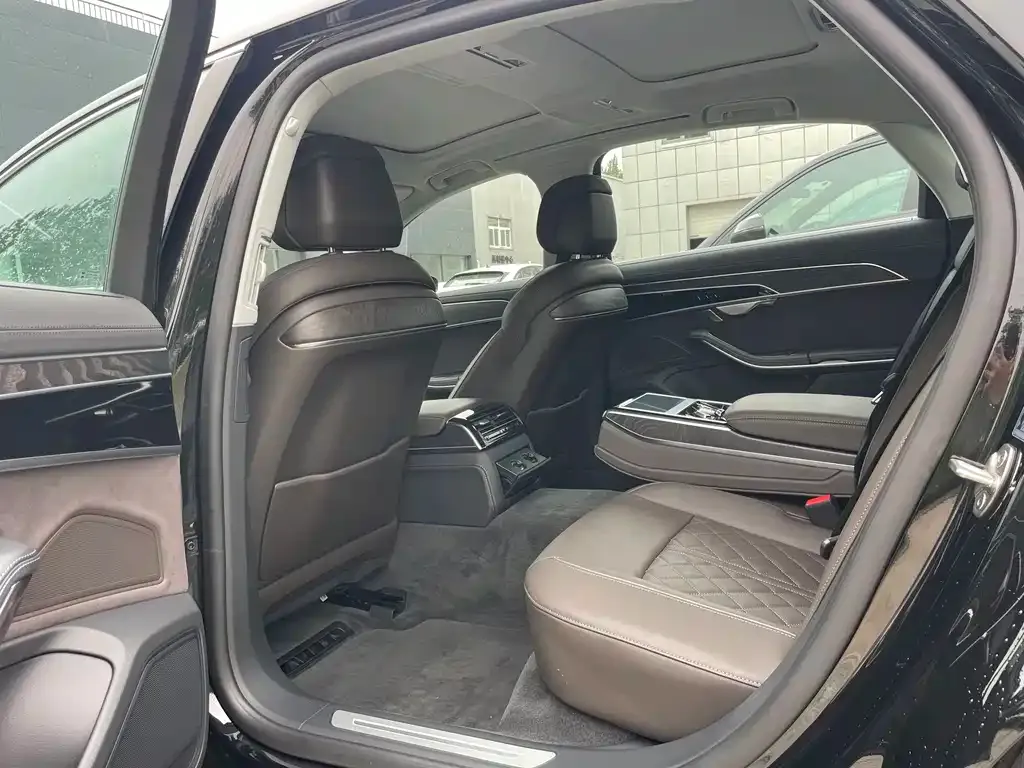 Audi A8 2024 из CN, фото 2