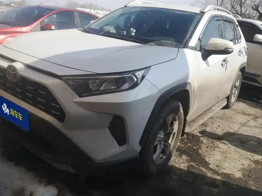 Toyota RAV4 — фото 1