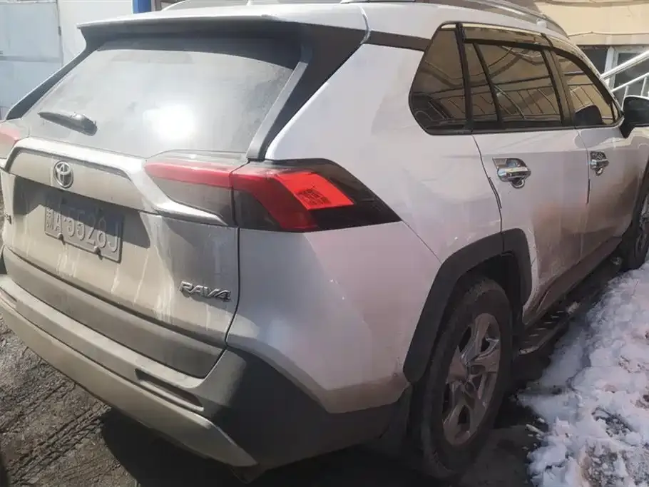 Toyota RAV4 — фото 8