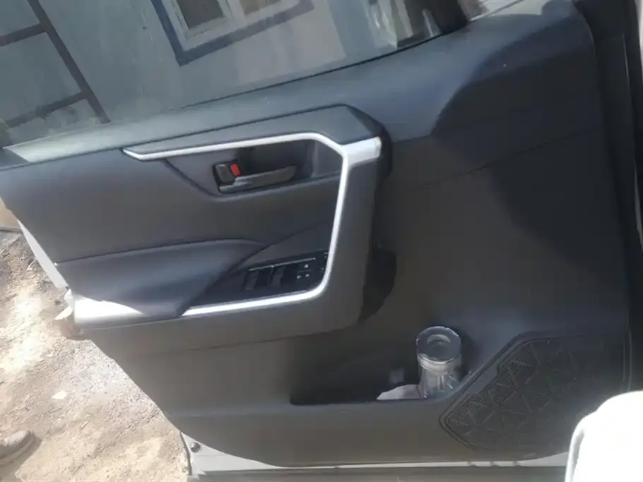 Toyota RAV4 — фото 2