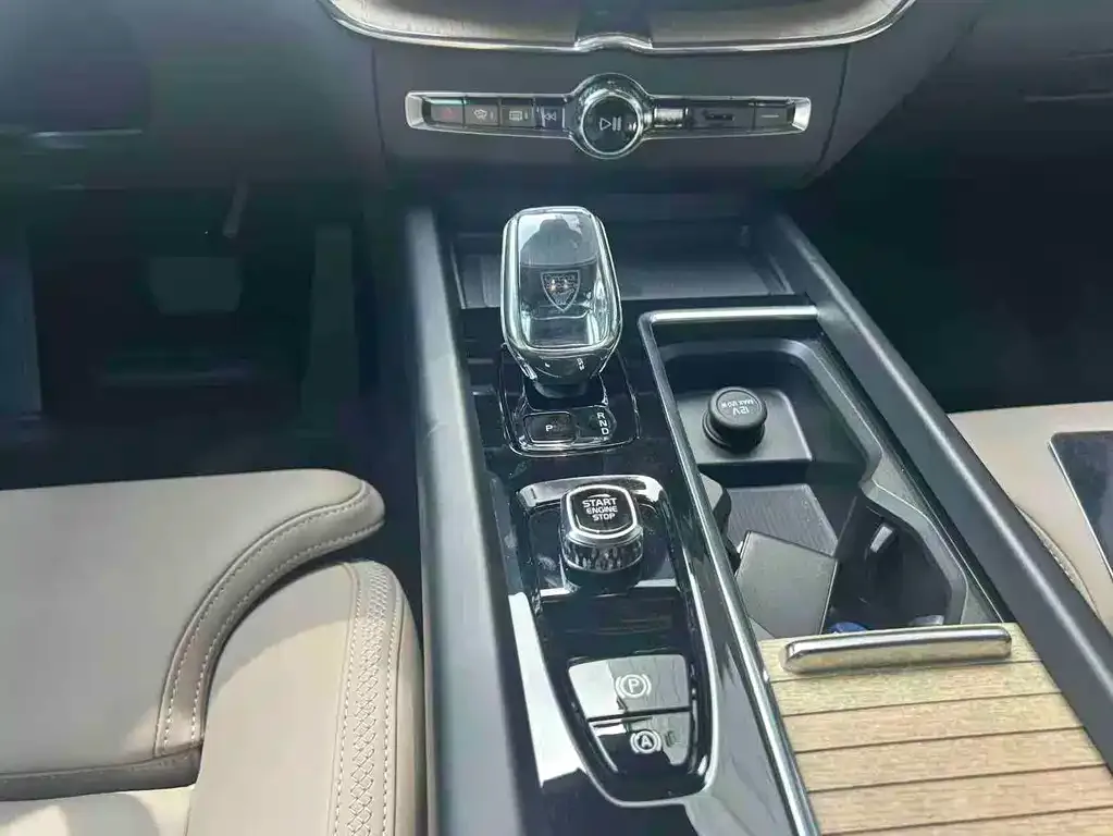 Volvo XC60 2025 из CN, фото 2