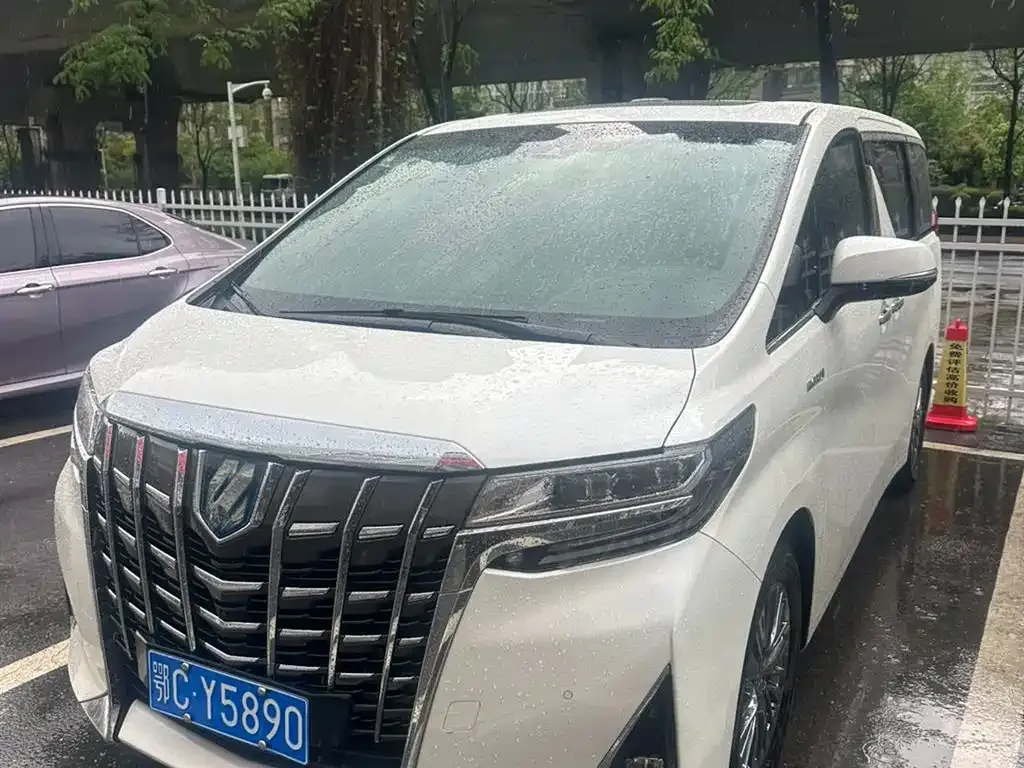 Toyota Alphard — фото 1