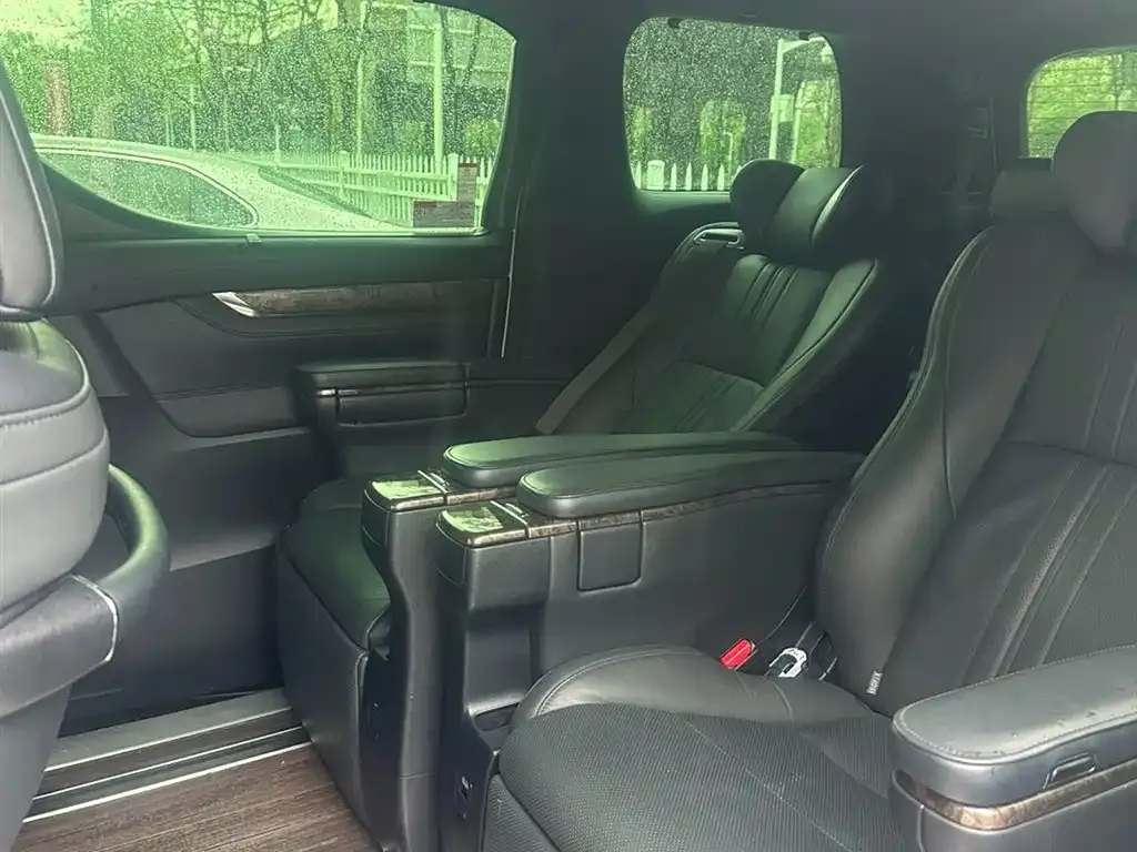Toyota Alphard — фото 4