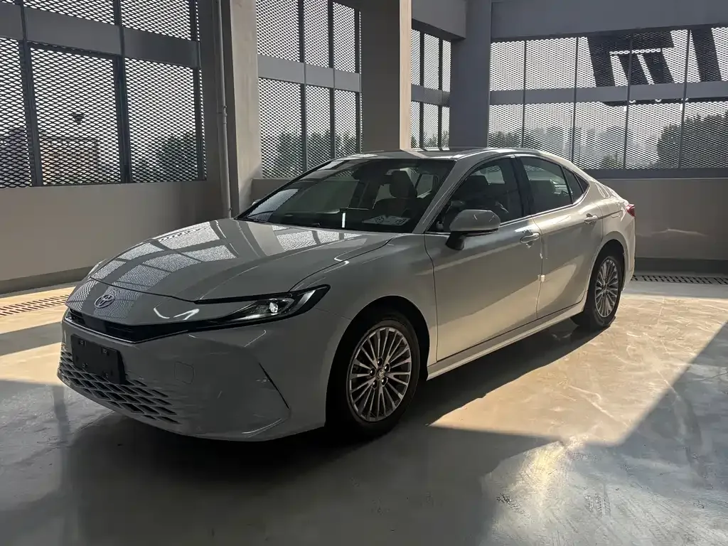 Toyota Camry — фото 1