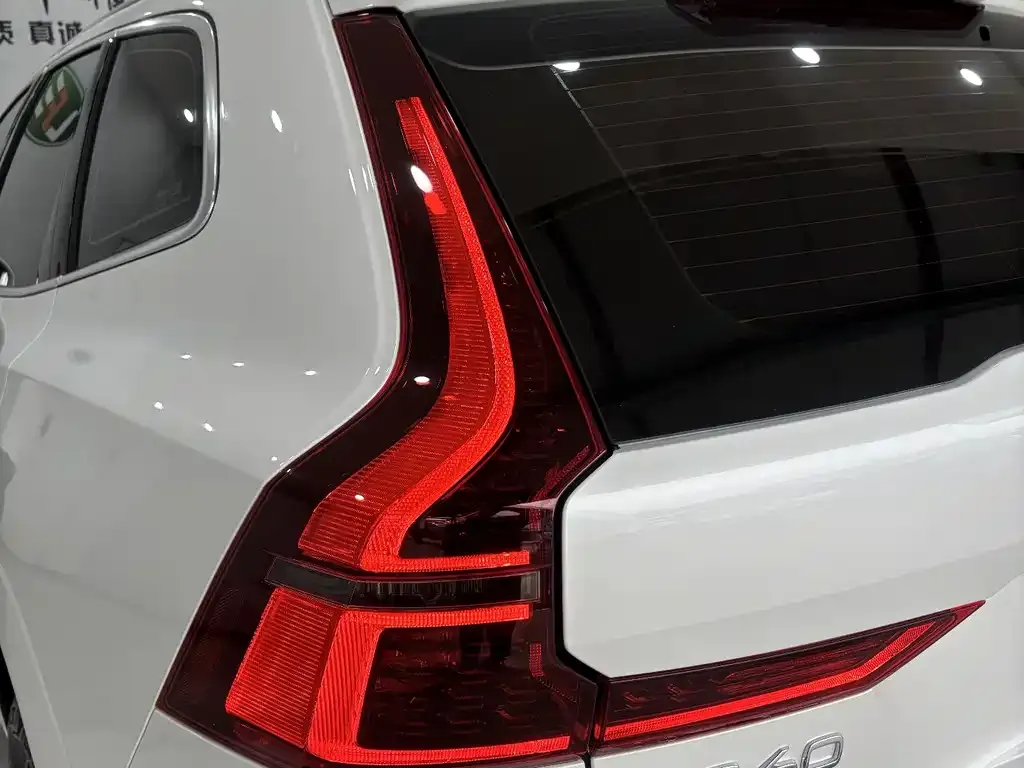 Volvo XC60 — фото 8