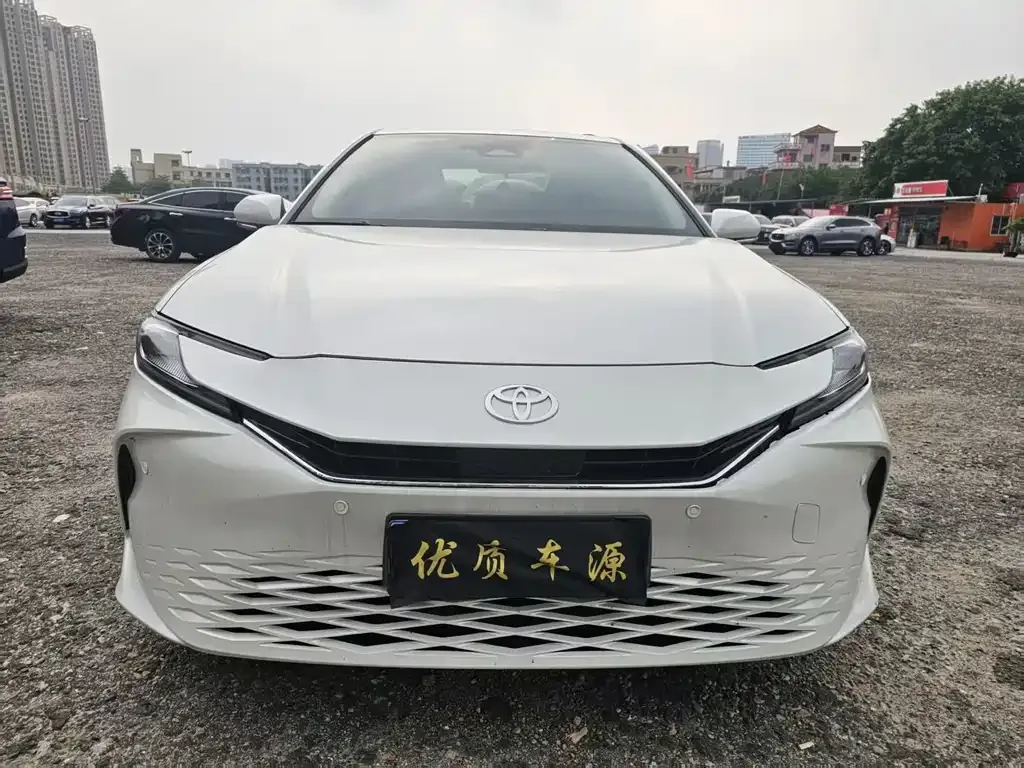 Toyota Camry — фото 1