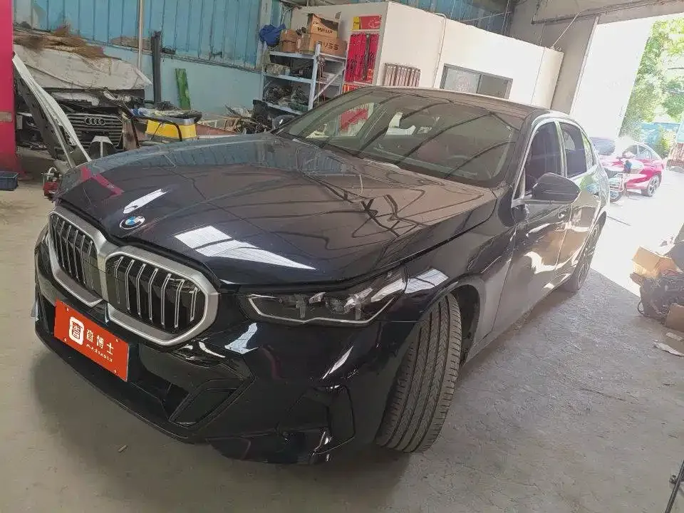 BMW 5 Series — фото 1