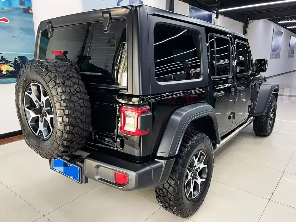 Jeep Wrangler — фото 9